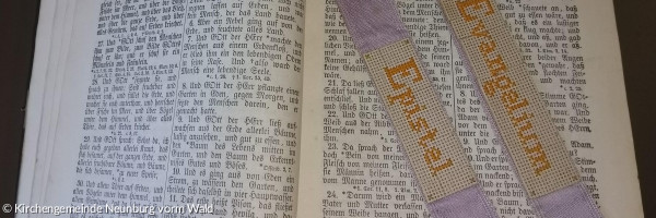 Bibel mit gestickten Lesezeichen