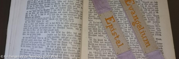 Bibel mit gestickten Lesezeichen