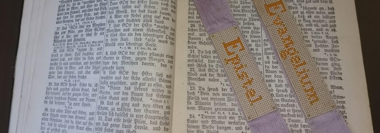 Bibel mit gestickten Lesezeichen
