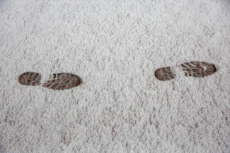 Fußspuren im Schnee (quer)