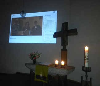 Beamer zeigt sublan.tv Gottesdienst