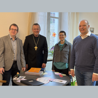 Bischof im Gespräch mit Dekanin u. Dekan und Pfarrer