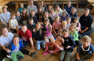 Gruppenfoto Turmbau Babel Kinderfreizeit Okt 2022 EJ Cham