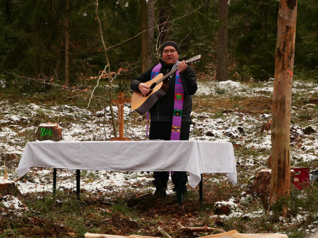 Pfr. Beck spielt Gitarre