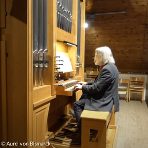 Aurel v. Bismarck an der Orgel